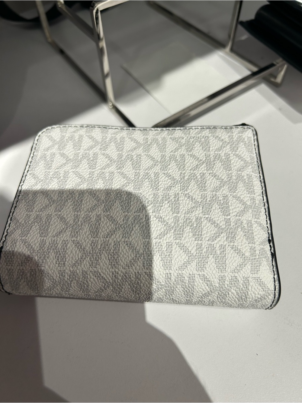 Michael Kors Cooper Billfold zip round MK Ombre Logo white